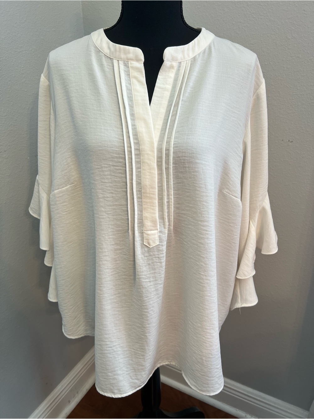Vince Camuto Light Cream Button-Down Blouse Size 1X